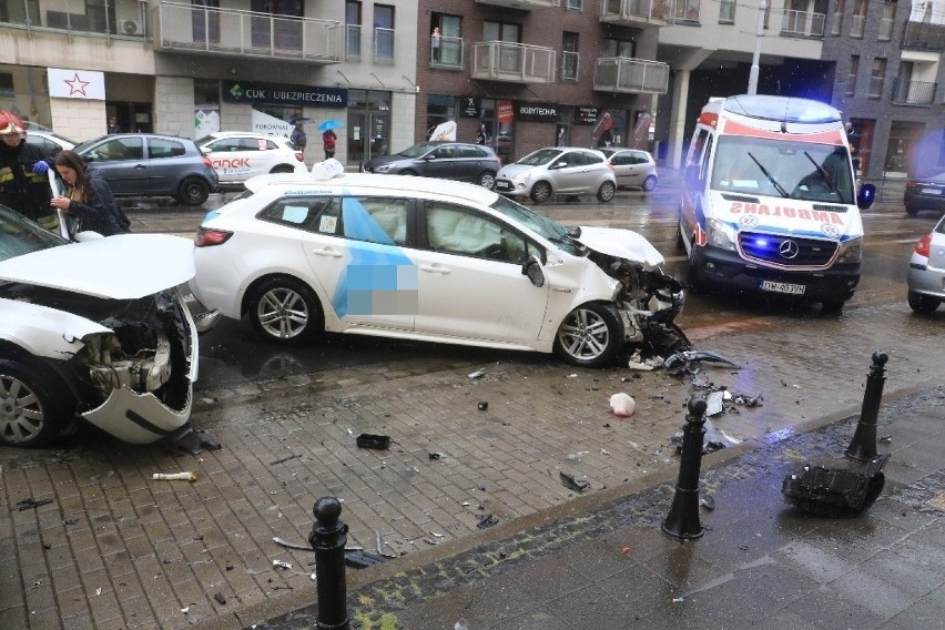 Wypadek na Jedności Narodowej. Trzy auta rozbite, dwie osoby ranne! [ZDJĘCIA]
