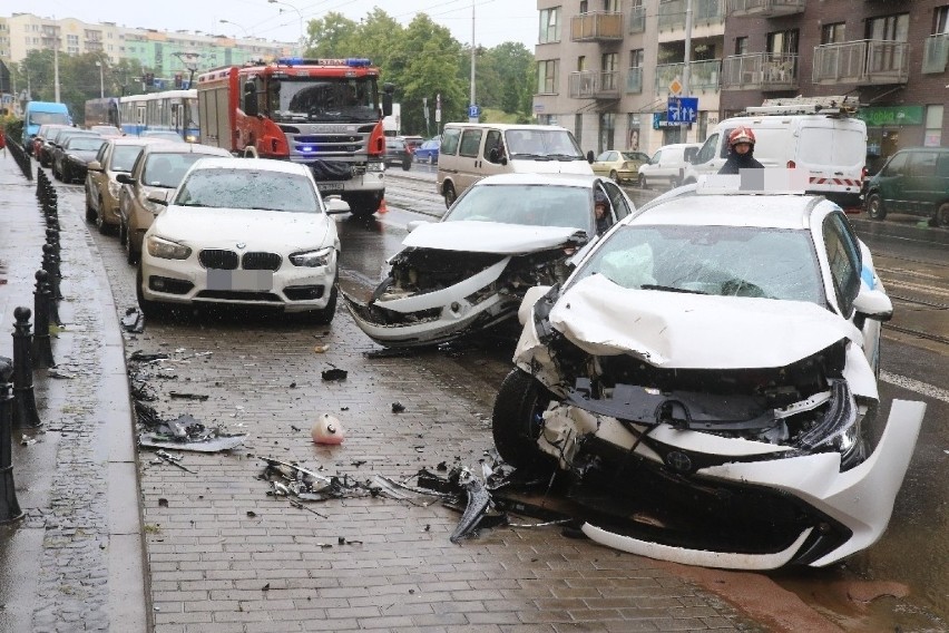 Wypadek na Jedności Narodowej. Trzy auta rozbite, dwie osoby ranne! [ZDJĘCIA]