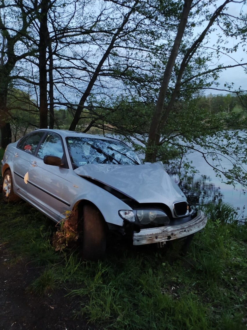 W Przemkowie samochód uderzył w drzewo i wpadł do stawu