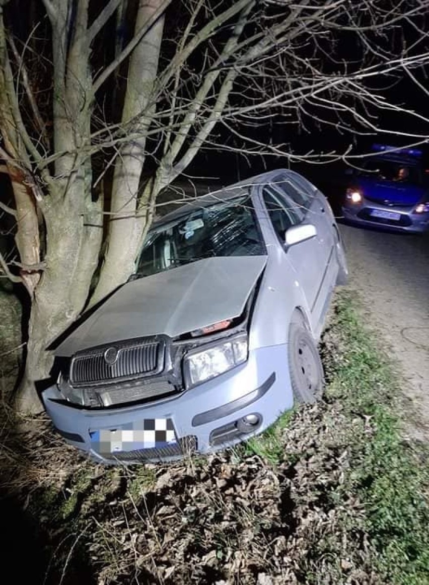 Wypadek w Malczewie. Nocne zderzenie Skody z drzewem