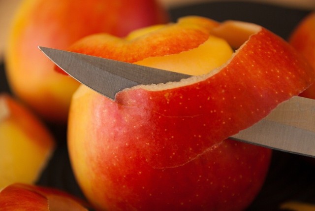 To dla nas naturalne, że owoce takie jak jabłka zjadamy ze skórką. Niestety jabłka w 2022 roku trafiły na listę „Parszywej Dwunastki”, dlatego zanim zaczniemy jeść skórki, upewnijmy się, że pochodzą z ekologicznych upraw.