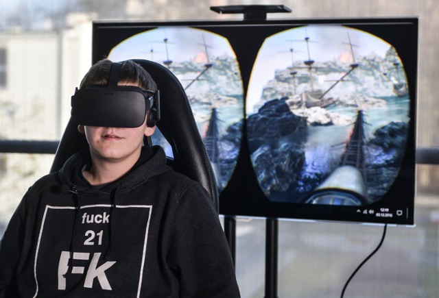 Gdyńska firma VR VISIO, studio wirtualnej rzeczywistości zorganizowało w Pomorskim Parku Naukowo-Technologicznym spotkanie Drone Hunter VR. Każdy gracz, który przybył na miejsce mógł wziąć udział w beta testach gry Drone Hunter VR na  gogle HTC VIVE.