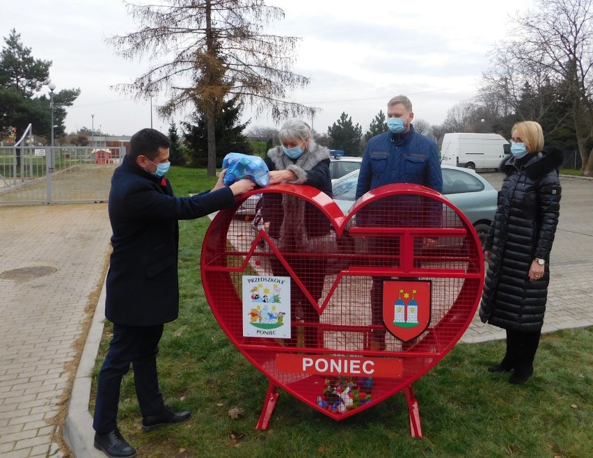 Gostyń. Wielkie czerwone serca na plastikowe nakrętki w centrum Ponieca. Będzie można wspierać akcje charytatywne [ZDJĘCIA]