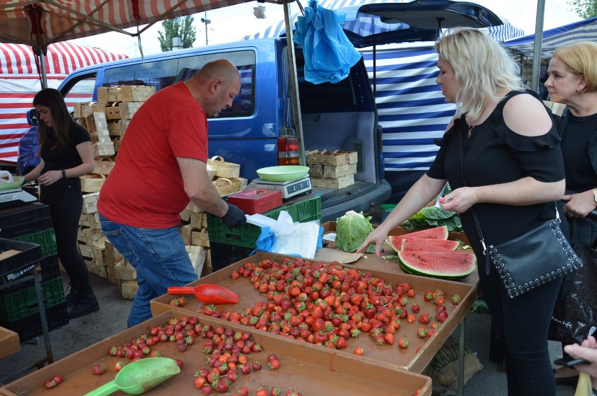 Ceny truskawek na bazarze przy Dmowskiego w Piotrkowie, 29.05.2022. Kiedy i w jakiej cenie będą czereśnie? ZDJĘCIA