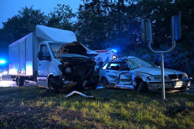 BMW zderzyło się z busem na DK 16 w Kłódce pod Grudziądzem. Policjanci ustalili przyczyny zdarzenia