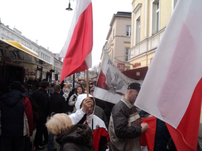 Demonstrujący nieśli różne transparenty. Fot. Ewa Krzysiak