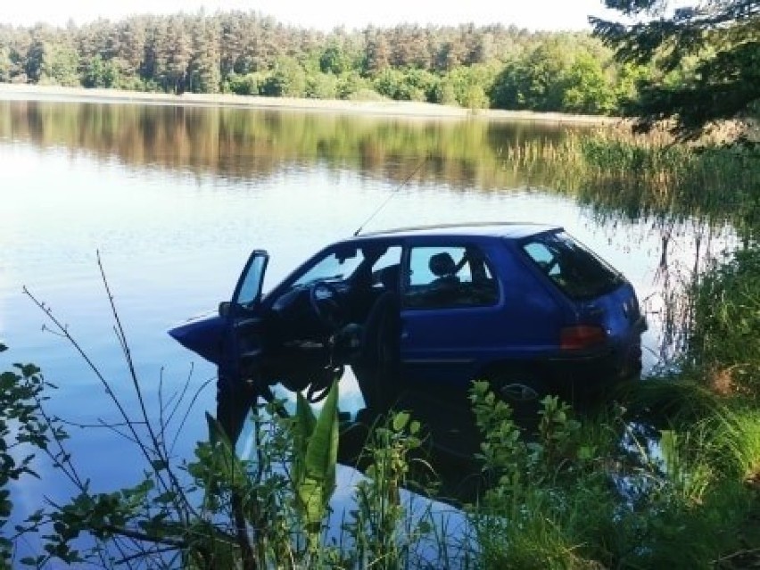 Samochód wpadł do jeziora Małe Świdno koło Sianowa. Trwa akcja poszukiwawcza [ZDJĘCIA]
