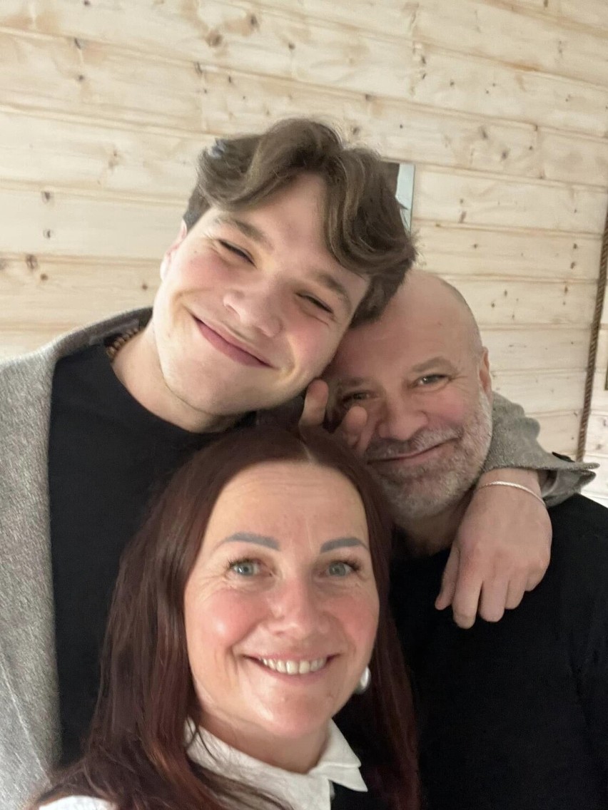 Teo Tomczuk i jego polska rodzina w Norwegii. Na zdjęciu z...