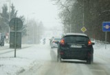 Trudne warunki do jazdy. Na drogach w regionie występuje błoto pośniegowe i zajeżdżony śnieg