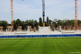 Budowa stadionu Górnika Zabrze: Dźwig samojezdny pomaga żurawiom