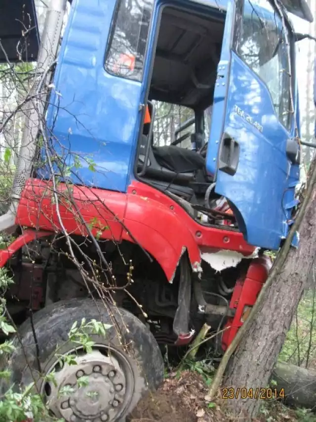 22-letni mieszkaniec Gilowic stracił panowanie nad pojazdem i zjechał z drogi w kierunku jeziora.