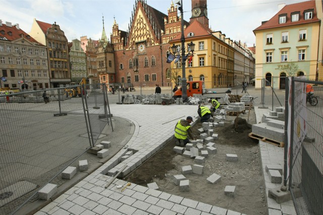 Przedstawiciel firmy Asdrog poinformował, że stracił płynność finansową i nie dokończy prac. Zostało około 400 m2 na pierzei zachodniej, co stanowi 8% całości inwestycji