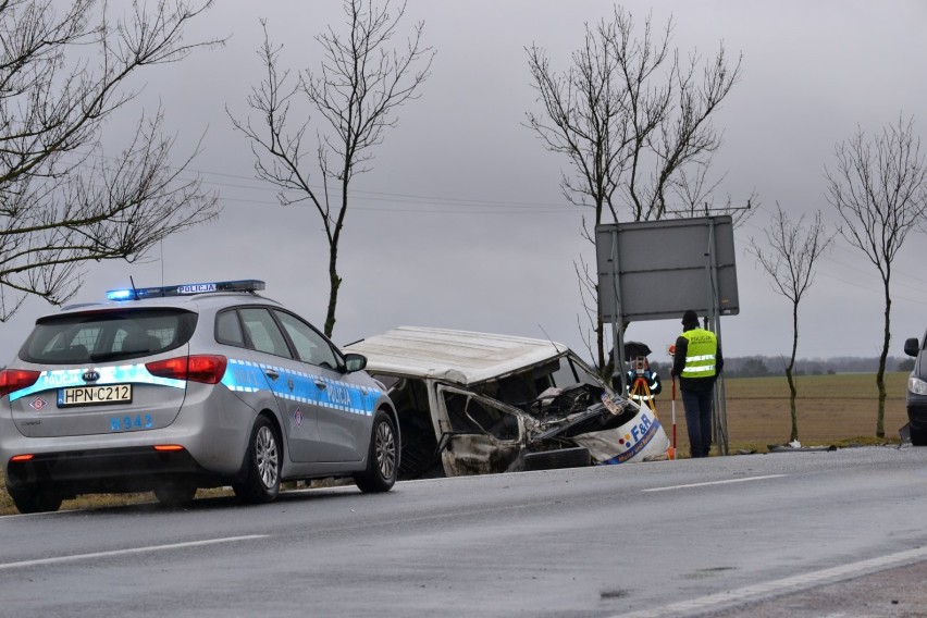 Wypadek na drodze krajowej nr 22 między Jaromierzem i Chrząstowem. Jedna osoba nie żyje.