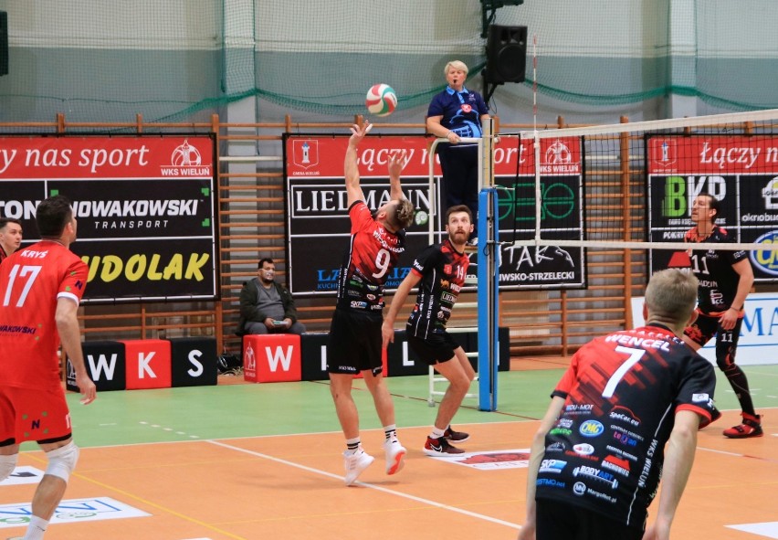 Druga liga siatkówki. WKS Wieluń pokonał u siebie Tubądzin Volley MOSiR Sieradz 3:1 ZDJĘCIA