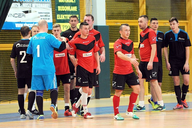 Grom Barkowo (czerwone stroje) w finale Pucharu Ligi nie dał rady Seydakowi Team.