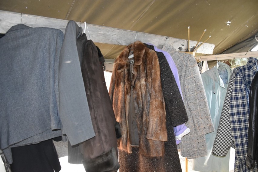 Namiot z ciepłymi ubraniami w Legnicy