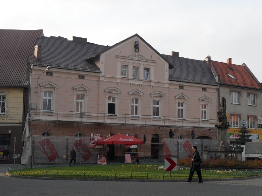 Odnowili starą kamienicę przy Placu Kościelnym. Jest teraz najładniejsza w mieście?