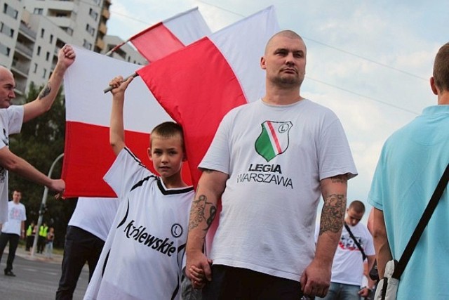 Nawet kilkaset osób pojawiło się około godziny 17.00 przed ...