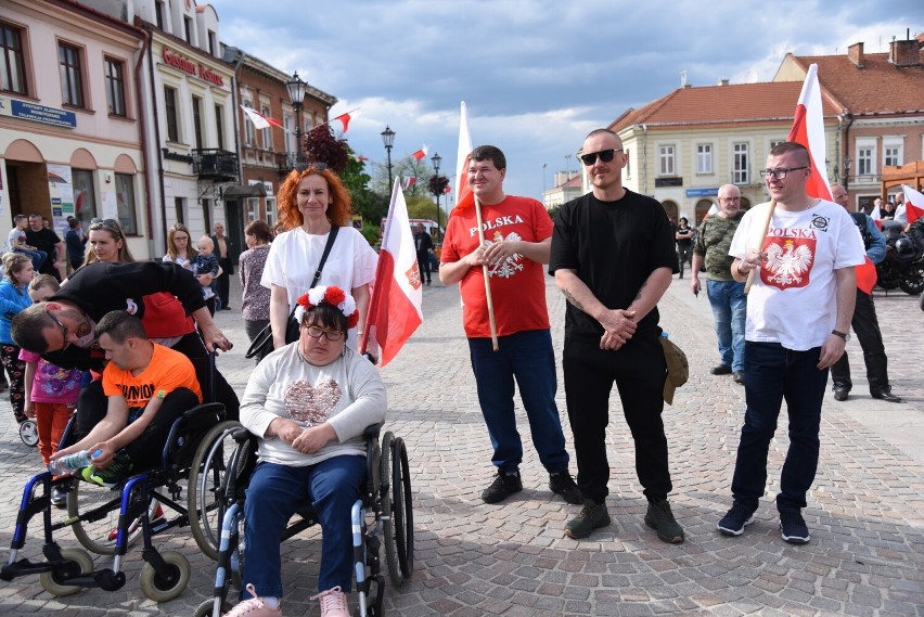 Tak mieszkańcy Jarosławia świętowali Dzień Flagi Rzeczpospolitej Polskiej w 2023 roku [WIDEO, ZDJĘCIA]