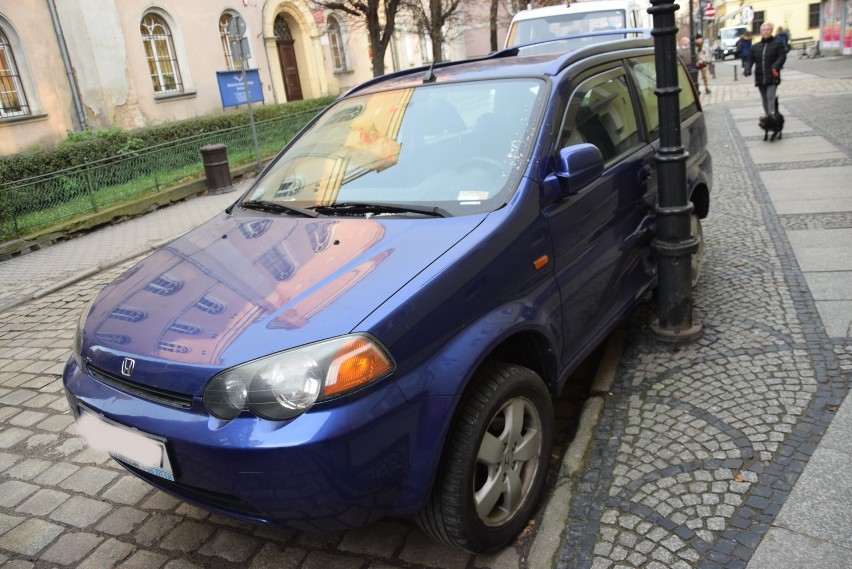 Staranował zaparkowane auto i uciekł. Policja poszukuje sprawcy  (ZDJĘCIA)