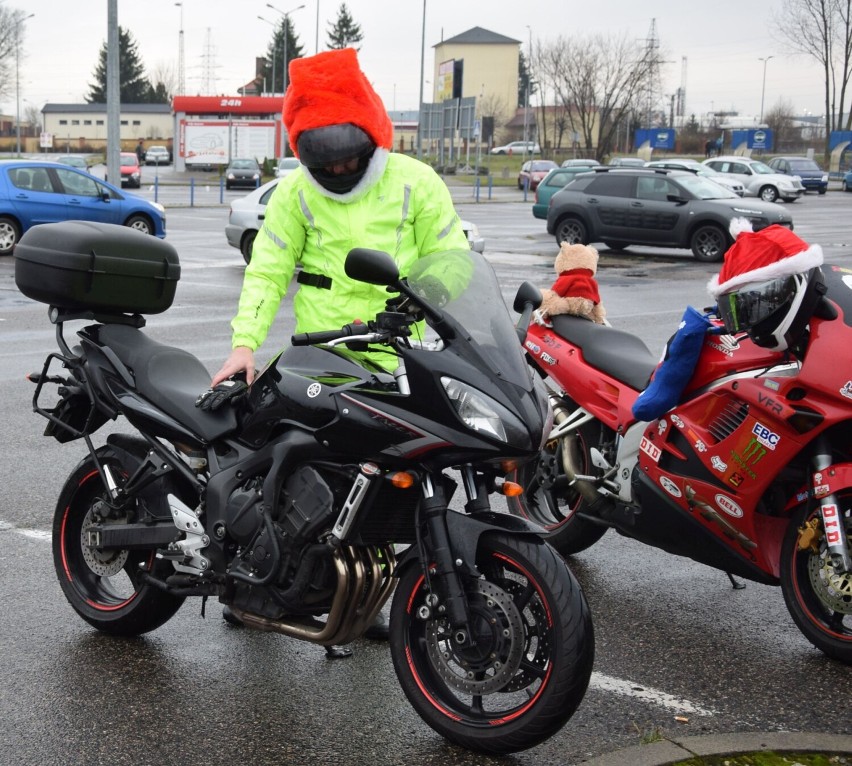 MotoMikołaje ze Stargardu i Szczecina rozwieźli prezenty. Przyjechali motocyklami i samochodami