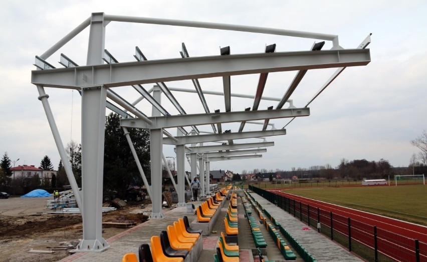 Budują zadaszenie trybuny głównej na stadionie w Staszowie