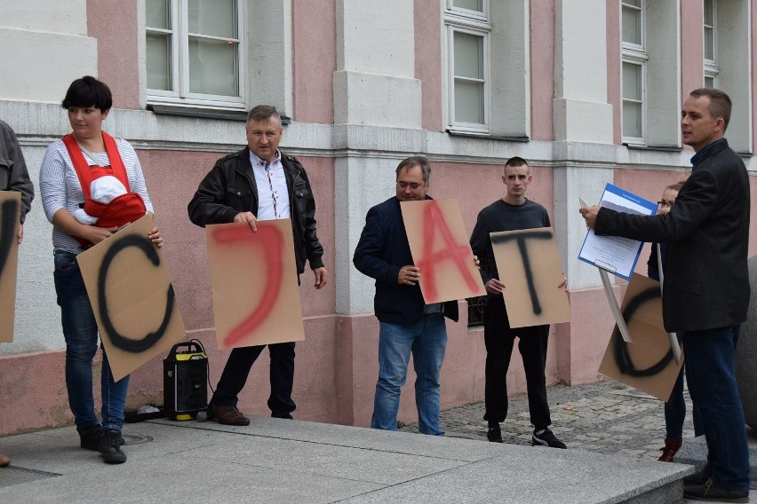 Kilkanaście osób wzięło udział w manifestacji w obronie...