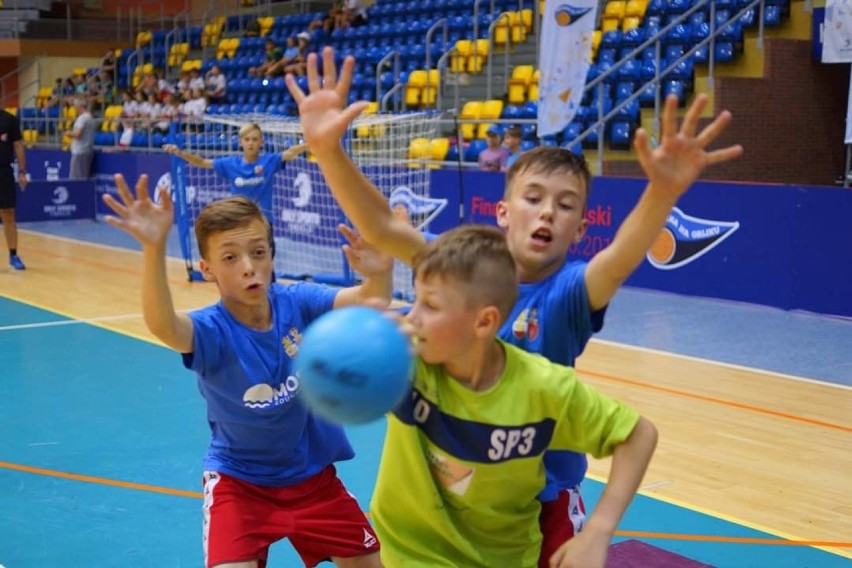 Młodzi zduńskowolanie zdobyli IV miejsce w ogólnopolskim turnieju "Ręczna na Orliku"