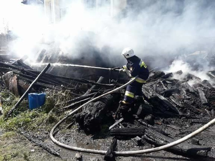 Pożar domu w Rzeczkowie w gminie Będków. Strażacy siedem godzin gasili pożar [ZDJĘCIA]