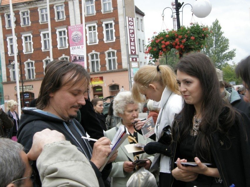 Aktorki rozdają autografy przed premierą w Legnicy. Fot....