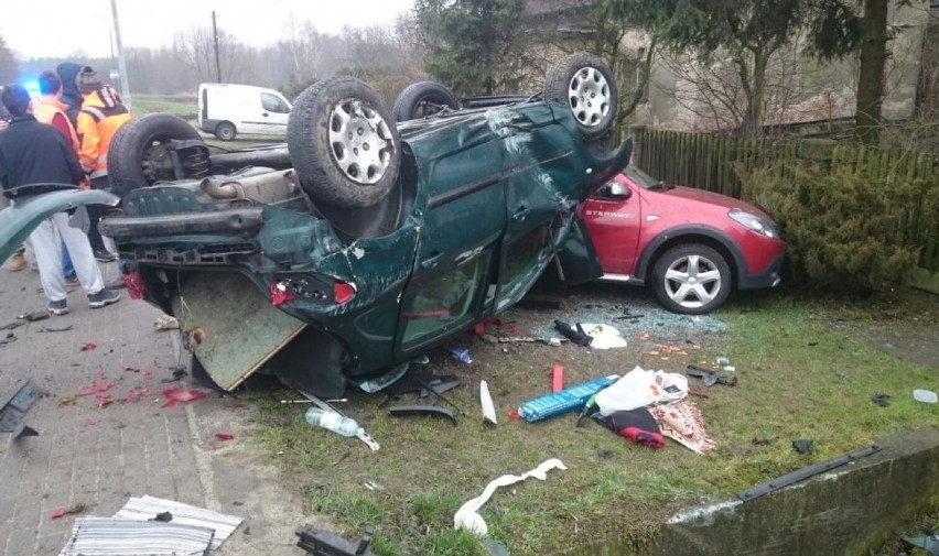 Wypadek w Gorzycach [ZDJĘCIA]. Kobieta miała sporo szczęścia! Jej samochód dachował i...