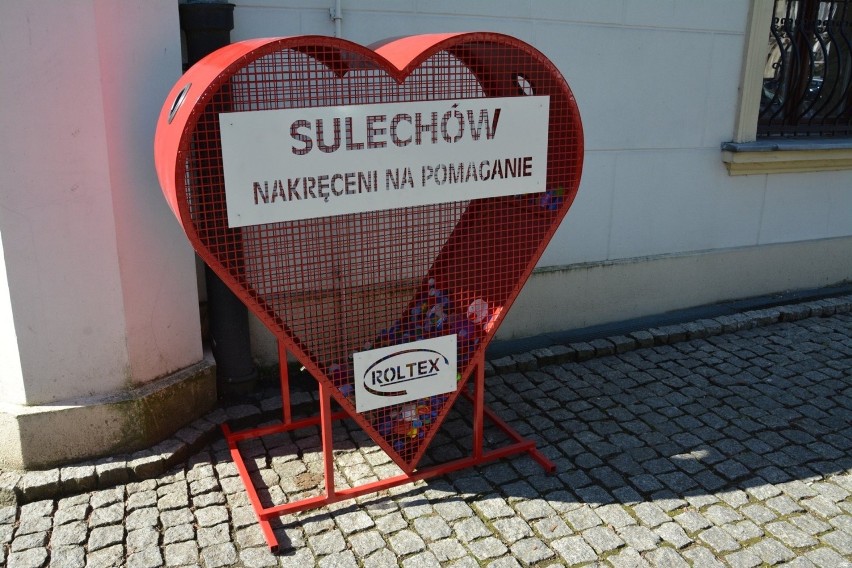 Przed ratuszem w Sulechowie stanęło wielkie serce na...