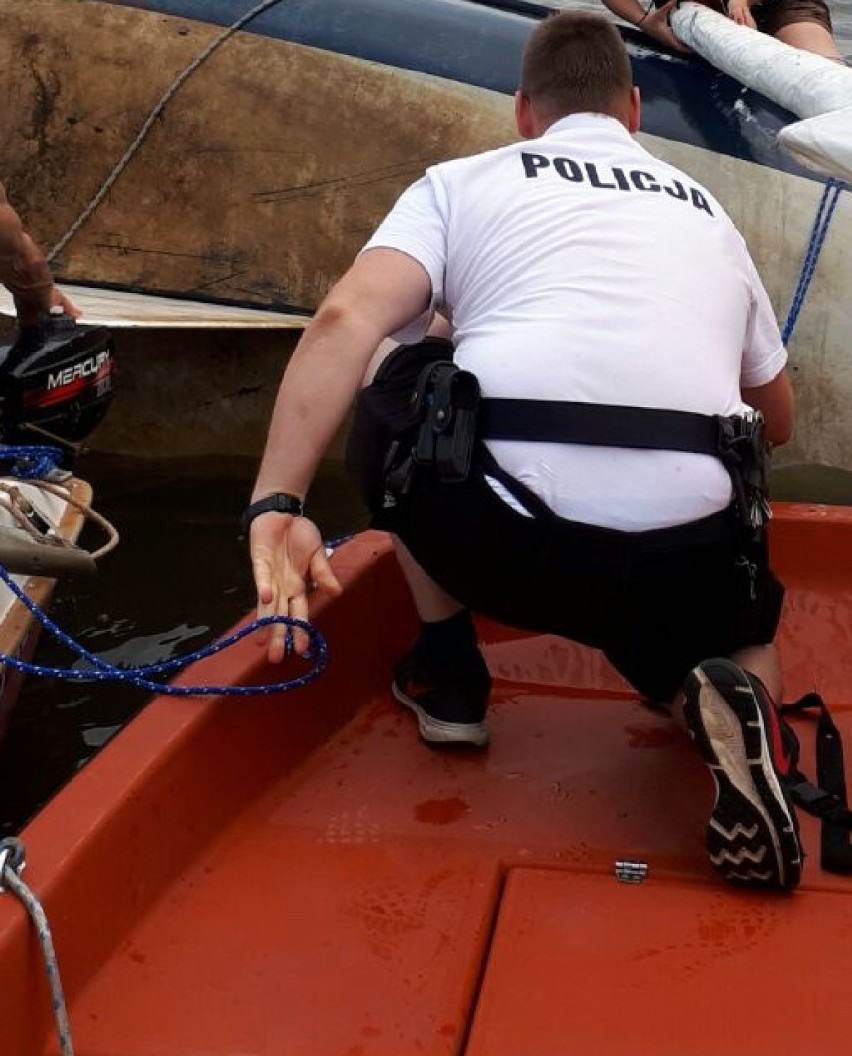 Policjanci z ogniwa wodnego w Turawie wspólnie z ratownikami...