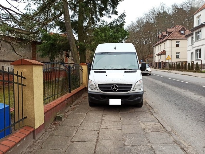 Zaparkował samochód na całej szerokości chodnika, trafił do zakładu karnego [ZDJĘCIA]