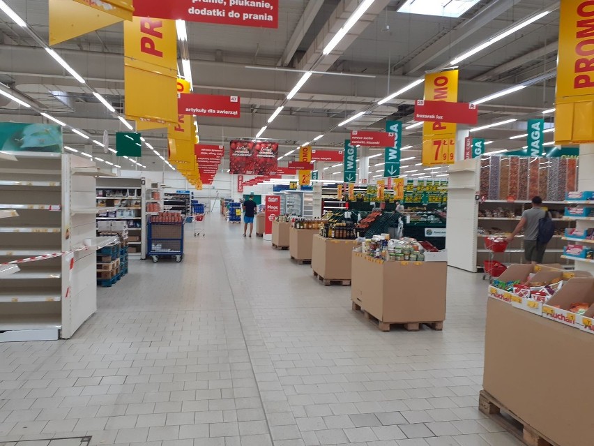 Dąbrowski Auchan na tydzień przed zamknięciem [ZDJĘCIA]. Trwają ostatnie wyprzedaże