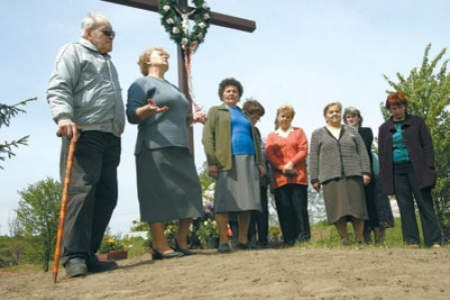 Lucyna Całka (pierwsza z lewej) oraz inni mieszkańcy wsi chcą, by działka nadal pozostała do dyspozycji sołectwa.