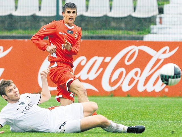 Wychowanek Widzewa Piotr Grzelczak (w czerwonym stroju) zdobył w maju cztery bramki