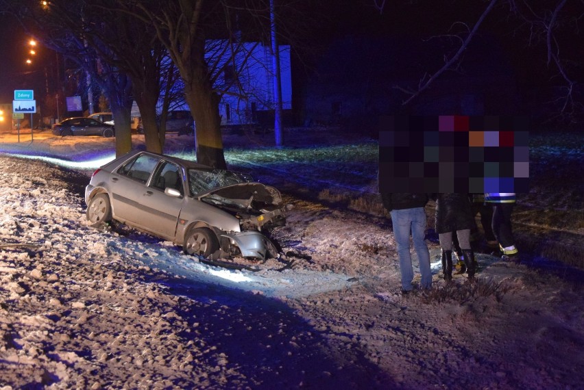 Groźny wypadek na trasie Zduny-Krotoszyn. Zderzyły się dwa samochody [ZDJĘCIA]