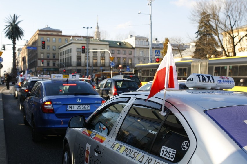 Protest taskówkarzy w Warszawie. Miała być wielka akcja, a była wielka klapa [ZDJĘCIA]