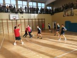 Mecz koszykówki w I LO w Zduńskiej Woli: uczniowie kontra nauczyciele i absolwenci [FOTO]