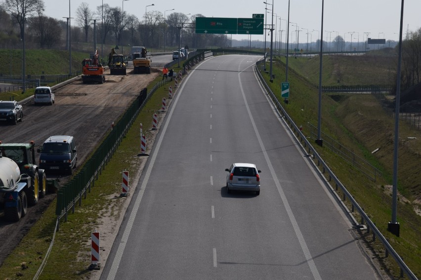 „Zdzierają” asfalt spod wiaduktu nad obwodnicą Szczecinka przy ulicy Słupskiej [zdjęcia]