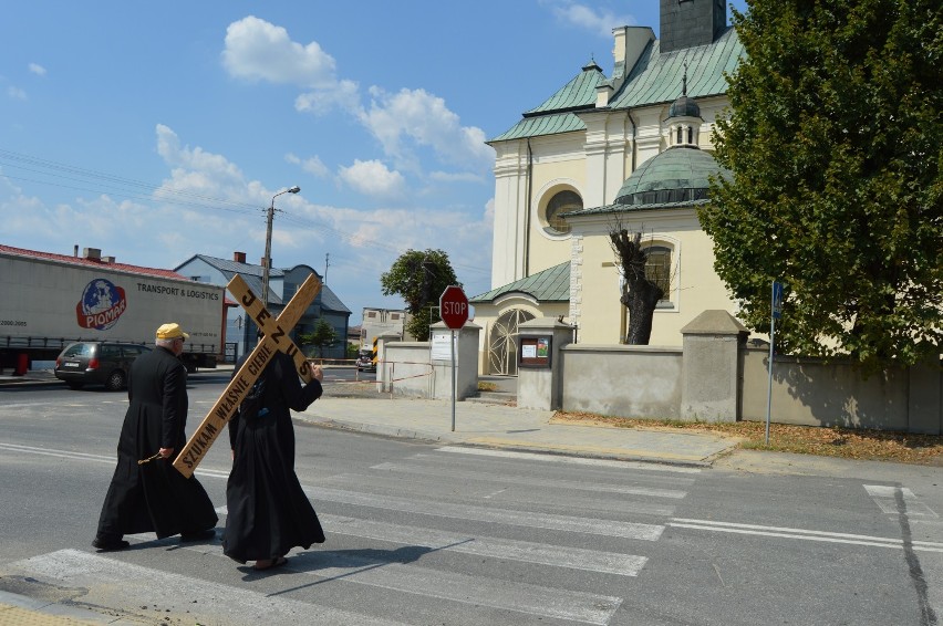W upalny piątek księża z kilkunastu parafii regionu wieluńskiego nieśli na swoich ramionach krzyż modląc się o powołania[ZDJĘCIA]
