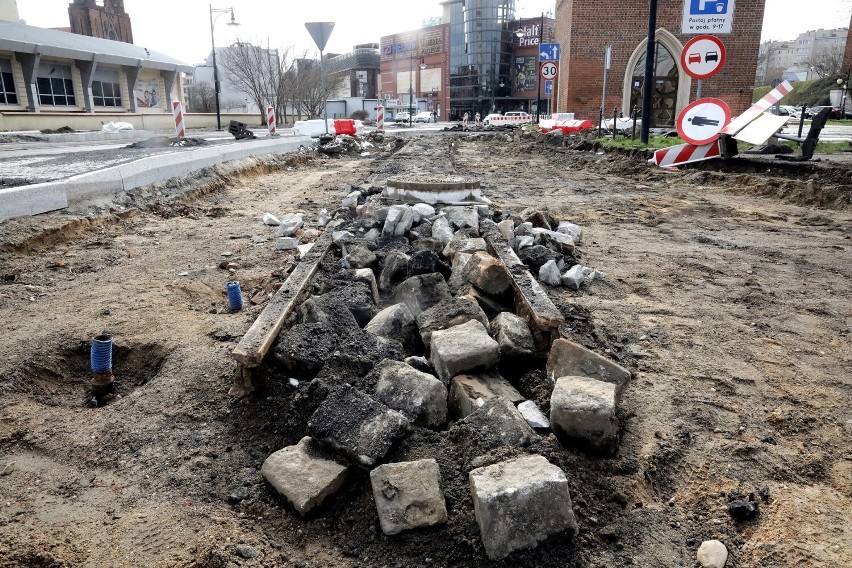 Remont ulicy Pocztowej w Legnicy. Odkryto tory tramwajowe, zobaczcie zdjęcia