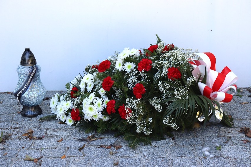 W Łęczycy władze miasta oraz radni miejscy złożyli kwiaty i...