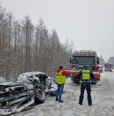 Samochód osobowy zderzył się z pługiem. Kierowca trafił do szpitala 