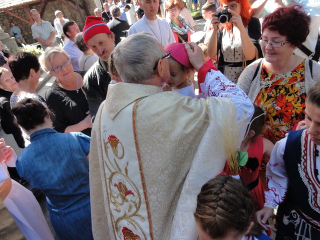 Niecodzienne zachowanie biskupa Antoniego Długosza wywołało entuzjazm w zespołach