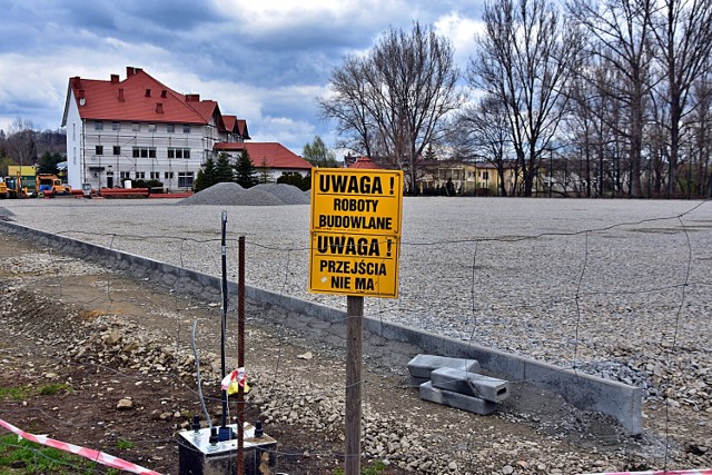 Powstaje boisko ze sztuczną murawą i zmienia się wygląd ogrodzenia stadionu miejskiego