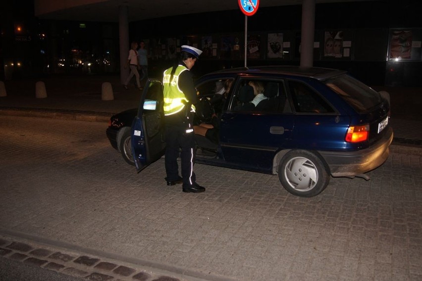 Nocne działania policji w Bydgoszczy - &quot;Alkohol, narkotyki - brak biletu powrotnego&quot;