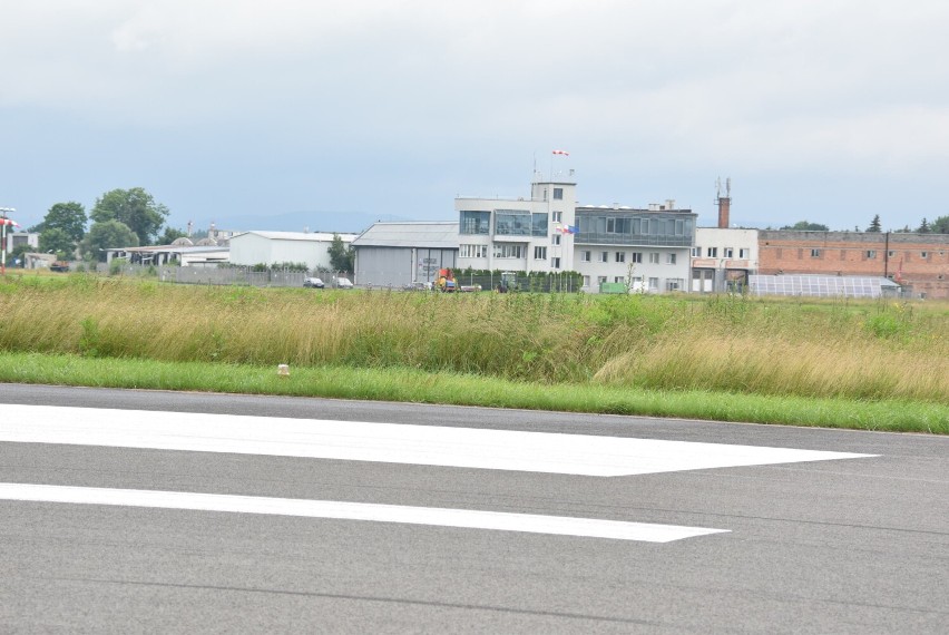 Rozbudowa lotniska w Krośnie. Dłuższy pas startowy, nowa płyta postojowa i droga kołowania [WIDEO]