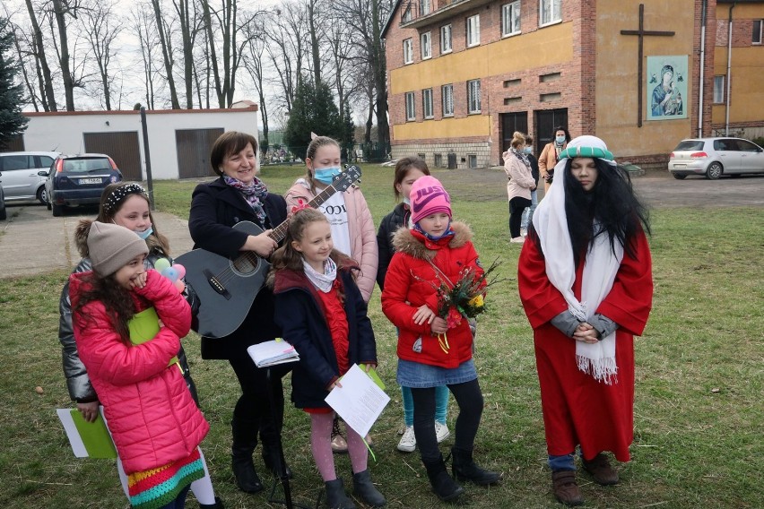 Niedziela Palmowa, procesja na osiedlu Sienkiewicza w Legnicy